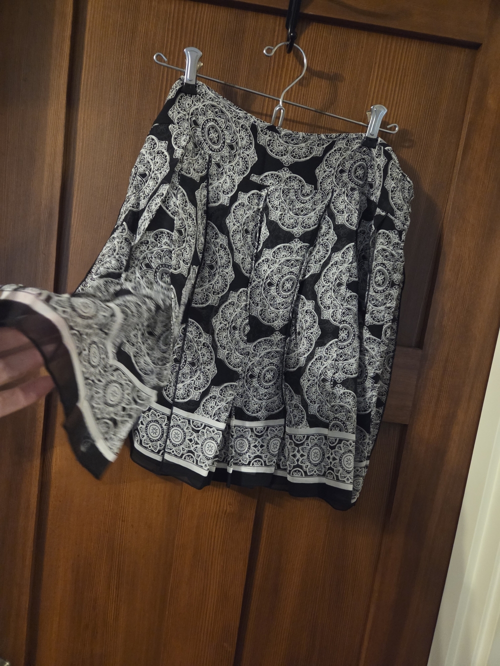 White House Black Market Black and White Medallion Midi Scarf Skirt Size 12 - Picture 3 of 4
